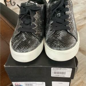 Naturalizer Black and White SnakeLook Sneakers sz8.5